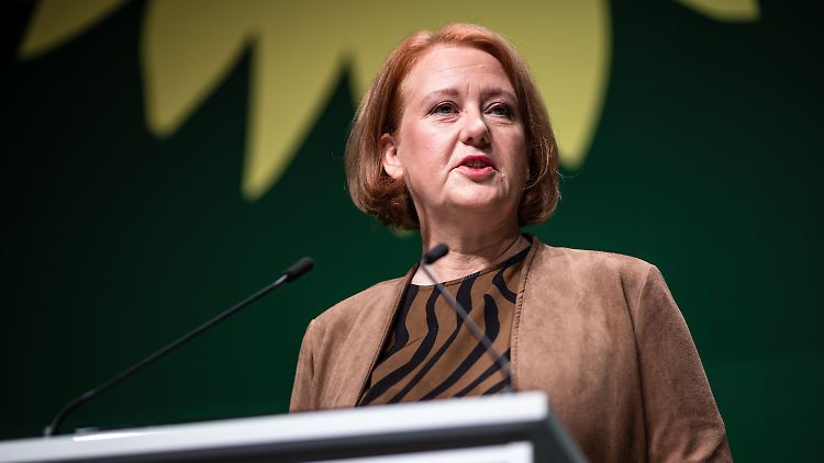 Familienministerin Paus fordert mehr finanzielle Unterstützung für Menschen, die neben ihrer Erwerbstätigkeit die Pflege von Angehörigen übernehmen.