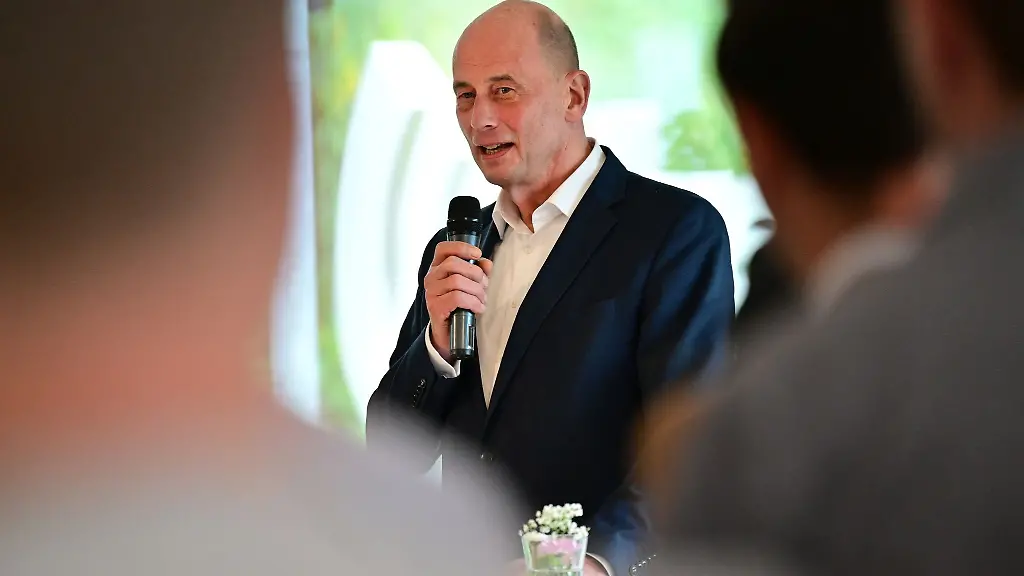 Wolfgang-Tiefensee-SPD-Minister-fuer-Wirtschaft-Wissenschaft-und-Digitale-Gesellschaft-von-Thueringen-haelt-eine-Rede