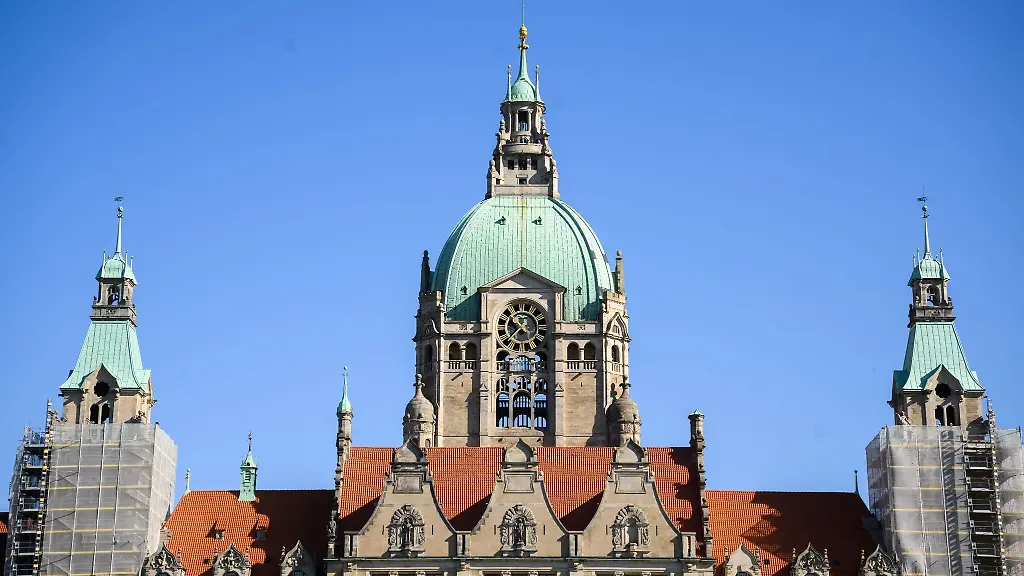 Das-Neue-Rathaus-in-Hannover-mit-Kuppel-und-Aussichtsplattform