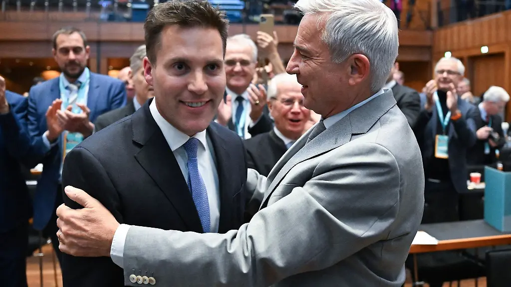 Manuel-Hagel-l-der-neue-Landesvorsitzende-der-CDU-Baden-Wuerttemberg-nimmt-Glueckwuensche-entgegen