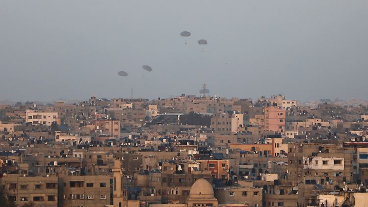 Wegen geschlossener Grenzübergänge und Plünderungen will Israel Lieferungen von Hilfsgütern erstmals über den Seeweg ermöglichen. 