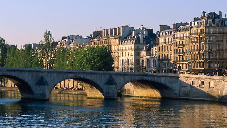 Das historische Herz von Paris: Quai Voltaire mit Seine-Brücke. 