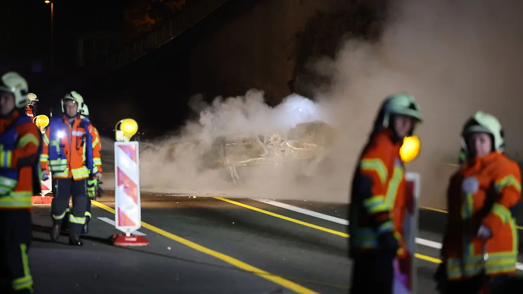 Rettungskraefte-stehen-an-der-Unfallstelle