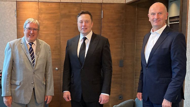 Wirtschaftsminister Steinbach (links) steht im telefonischen Kontakt mit Elon Musk und lobt dessen Sachlichkeit.