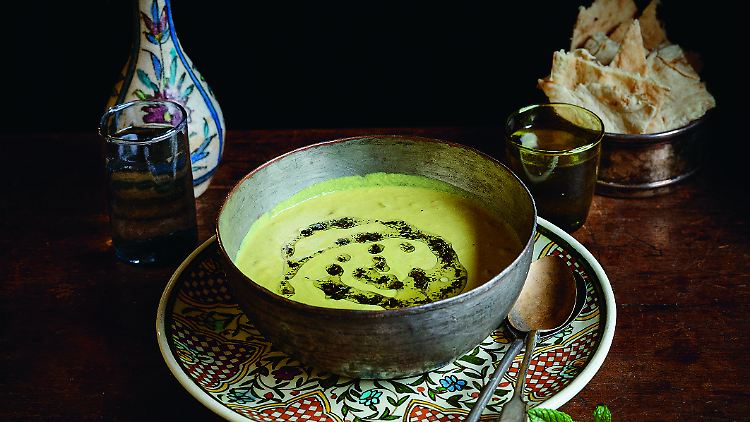 Das für die iranische Eiersuppe benötigte Minzöl lässt sich ganz einfach selbst herstellen.