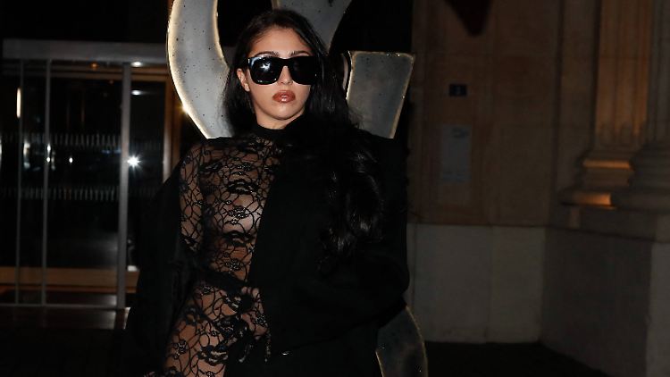 Männermodenschau? Egal! Lourdes Leon.