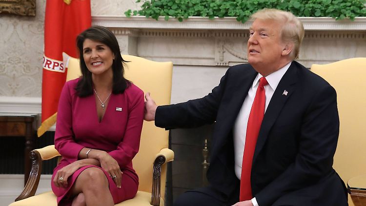 Hier im Oktober 2023: Trump tätschelt Haley auf die Schulter.