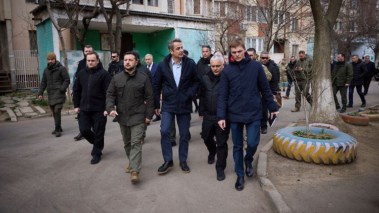 "Wir schafften es nicht, in einen Schutzraum zu gelangen", sagt Mitsotakis (M.).
