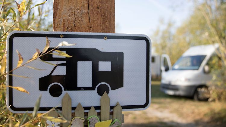 Das Schild lässt keinen Zweifel: Hier können Reisemobile stehen und es darf gecampt werden.