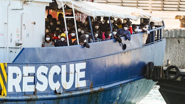 Sie haben es übers Mittelmeer geschafft: Migranten erreichen im Juni 2023 den sicheren Hafen von Lampedusa.