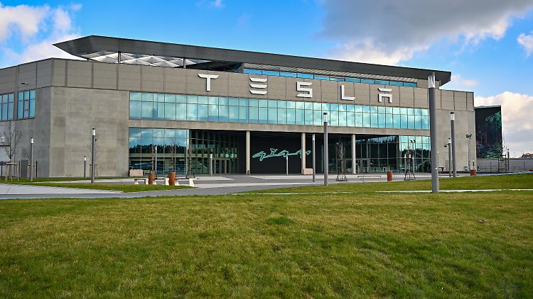 In Grünheide muss Tesla die Produktion unterbrechen.