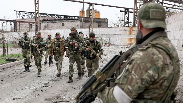 Kämpfer des tschetschenischen "Achmat"-Bataillons in Mariupol im Jahr 2022. 