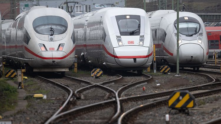 ICE auf dem Abstellgleis. Komplett zum Erliegen kommt der Fernverkehr während des Streiks aber nicht. Die Bahn will im Notfallfahrplan längere Züge einsetzen.