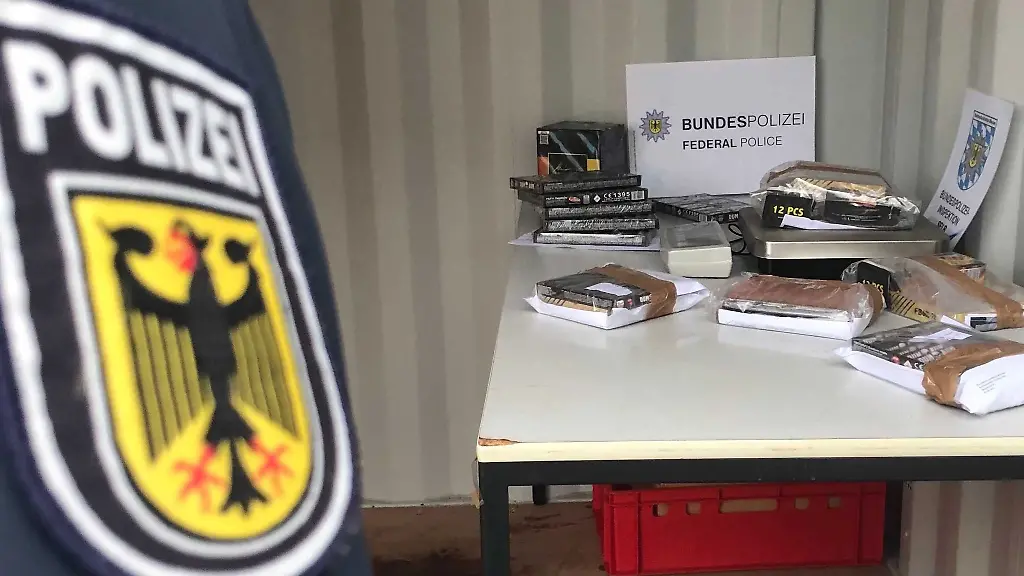 Ein-Bundespolizist-steht-vor-einem-Tisch-mit-Feuerwerkskoerpern