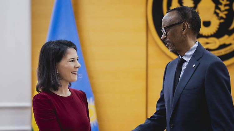 Die Bundesregierung wirbt aktiv um Ruanda: Zuletzt war Außenministerin Annalena Baerbock im Dezember zu Gast bei Präsident Paul Kagame.