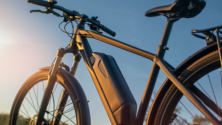 Komfortabel von A nach B – mit einem E-Bike kein Problem. Doch vor dem Kauf gibt es einige Dinge zu beachten.