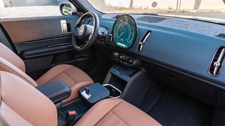 Einen Tacho gibt es im Countryman nicht, dafür das zentrale OLED-Display. Stylishe Architektur prägt das Bild ansonsten mit fancy Stoffen.