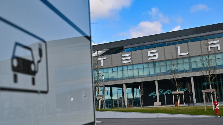 Die Tesla-Fabrik in Grünheide steht nach einem Brand eines Strommasts still.