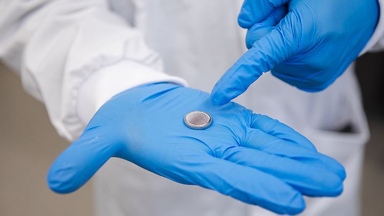 Die erste Wasserbatterie der Forscher ist eine Knopfzelle.
