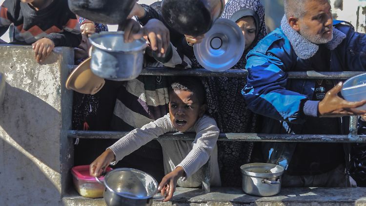 Palästinenser an einer von einer Wohltätigkeitsorganisation eingerichteten Lebensmittel-Spendenstelle. Israel begrenze gezielt den Zugang von Palästinensern zu Nahrung und Wasser, so ein Bericht der UN.