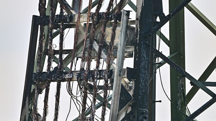 Der Hochspannungsmast nahe der Tesla-Autofabrik ist durch den Brandanschlag stark beschädigt. In Grünheide steht die Produktion deswegen still.