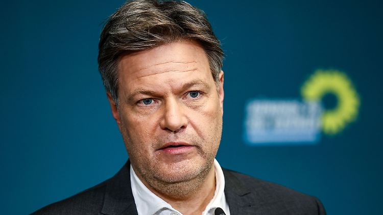 Habeck verweist auf Hunderttausende offene Stellen.