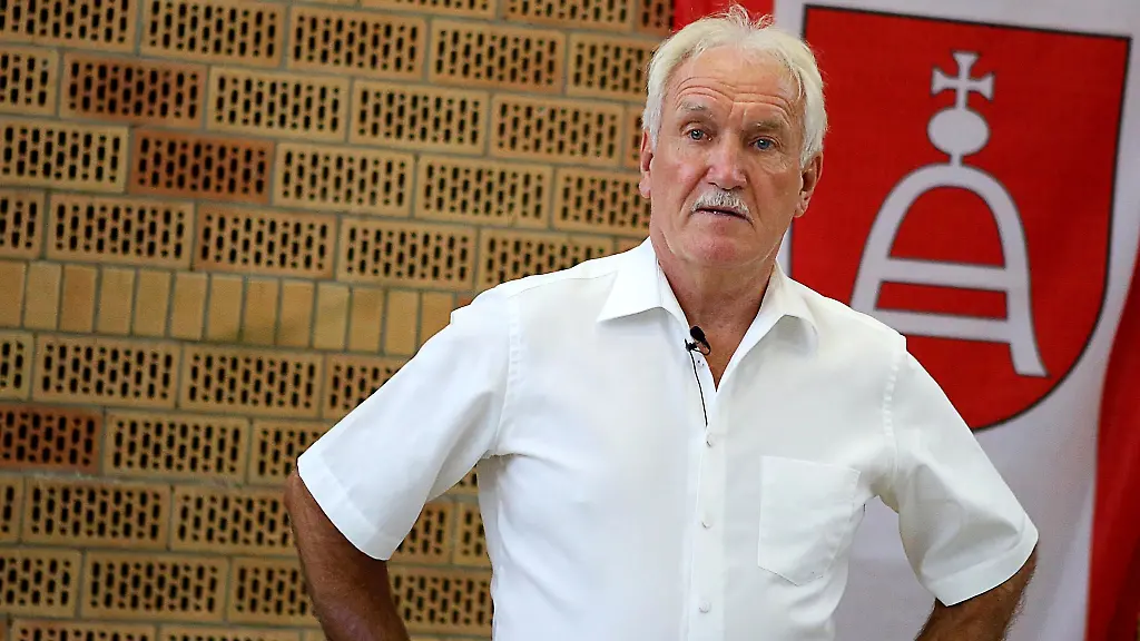 Peter-Gauweiler-damaliger-Buergermeister-von-Freisbach-vor-der-Gemeinderatssitzung