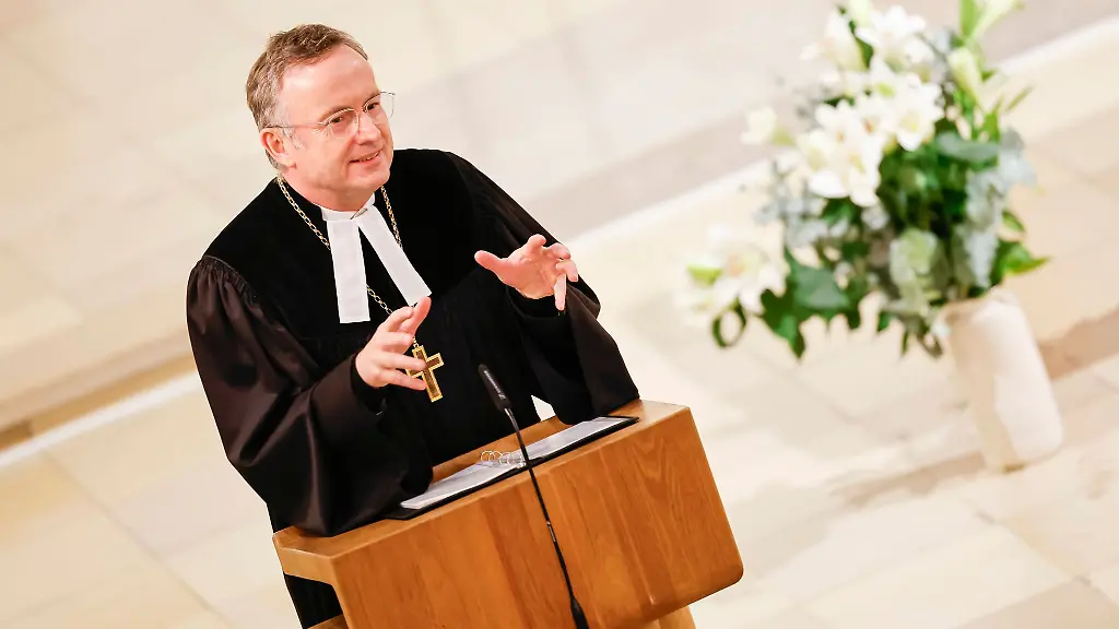 Landesbischof-Christian-Kopp-eroeffnet-die-Herbsttagung-der-Landessynode