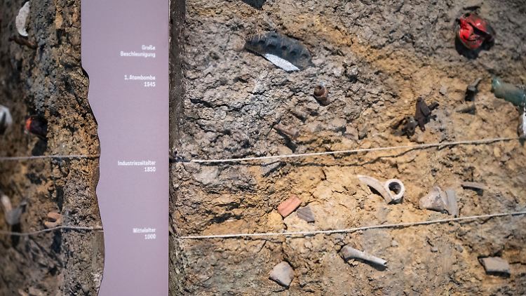 Ein Objekt stellt in der Großen Landesausstellung Baden-Württemberg im Naturkundemuseum Schloss Rosenstein verschiedene Gesteinsschichten der Gegenwart, Vergangenheit und Zukunft dar. In seiner neuen Ausstellung setzt sich das Museum mit dem Anthropozän auseinander. 