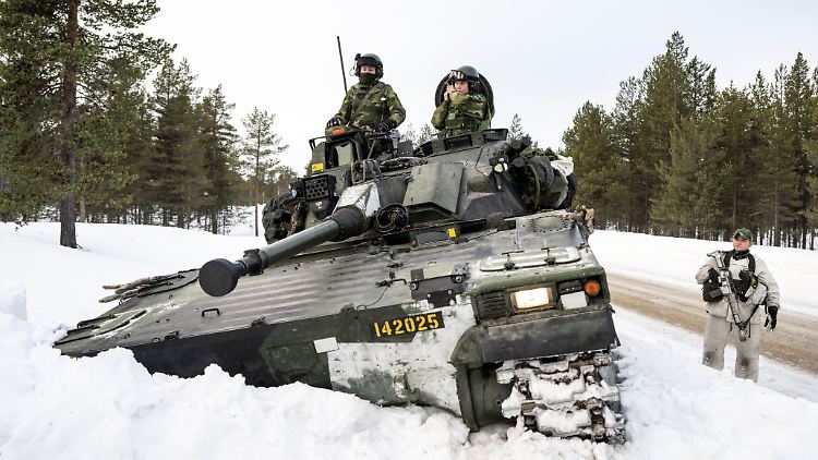 Schwedische Soldaten auf einem Panzer nehmen an einer Übung teil. Die USA schätzen das schwedische Militär als "äußerst fähig" ein.