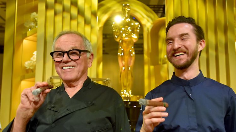 Wolfgang Puck (l.) und sein Sohn Byron sind Starköche der anderen Art. Bei der Vorstellung des diesjährigen Menüs "rauchen" sie Schokoladenzigarren.