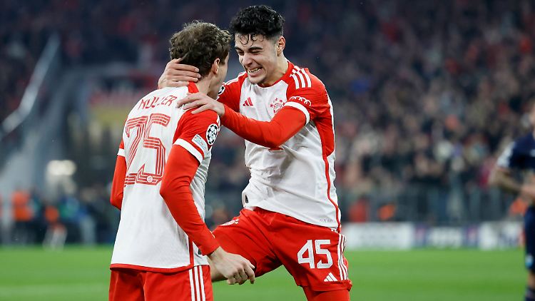 Aleksandar Pavlovic feiert mit Thomas Müller.