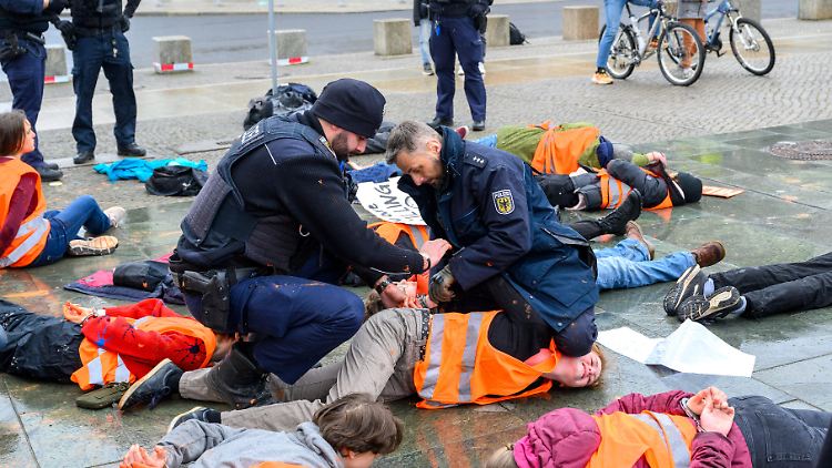 Festnahme bei einer Farbattacke der Letzten Generation am Bundeskanzleramt - im Parlament wollen die Aktivisten wohl Pudding statt Farbe nutzen.
