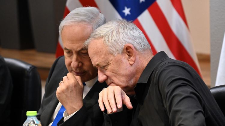 Zwei Männer, die sich hassen: Israels Premier Netanjahu und Ex-Premier Gantz kurz nach dem Massaker der Hamas.