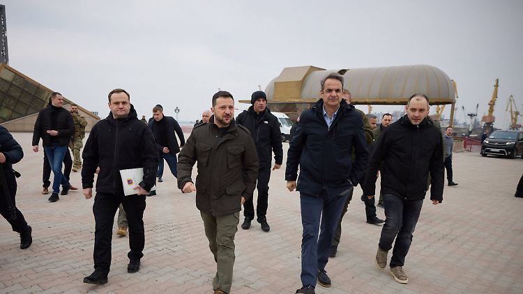 "Es war wirklich weniger als 500 Meter von uns entfernt. Was war das?" Selenskyj und Mitsotakis (zweiter von rechts) zu Besuch in Odessa.
