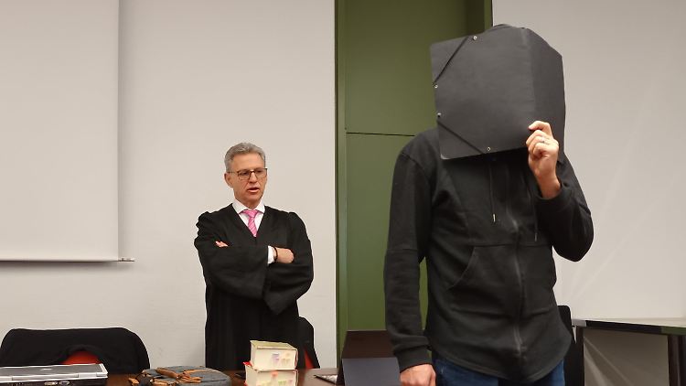 Der 47-Jährige habe laut Anklage ein "perfides System" aufgebaut.
