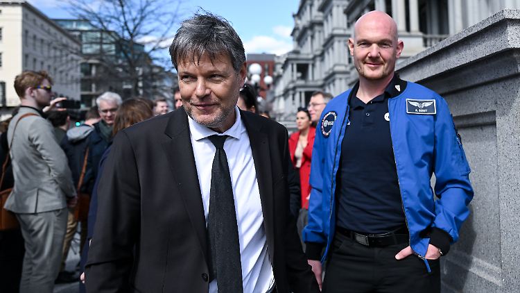 Alexander Gerst und Bundeswirtschaftsminister Robert Habeck führen derzeit Gespräche in Washington über künftige Mondmissionen.