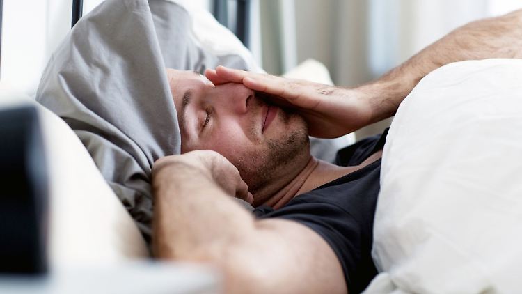 Es ist zwar hell, gut aus dem Bett kommt man aber nicht: Einige Menschen fühlen in diesen Tagen Frühjahrsmüdigkeit.