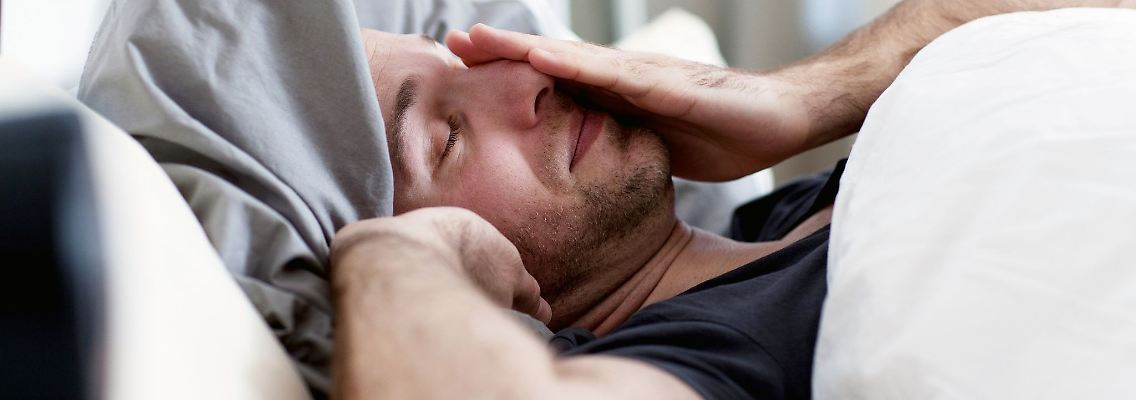Es ist zwar hell, gut aus dem Bett kommt man aber nicht: Einige Menschen fühlen in diesen Tagen Frühjahrsmüdigkeit.