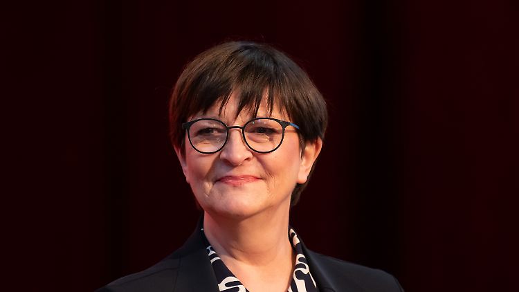 Die SPD-Parteivorsitzende Saskia Esken weiß, bis die Gleichberechtigung von Mann und Frau gelebte Realität ist, muss noch viel passieren. 
