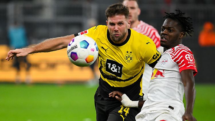 Niclas Füllkrug (l.) und der BVB müssen auf Freiburg hoffen, RB Leipzig auch.