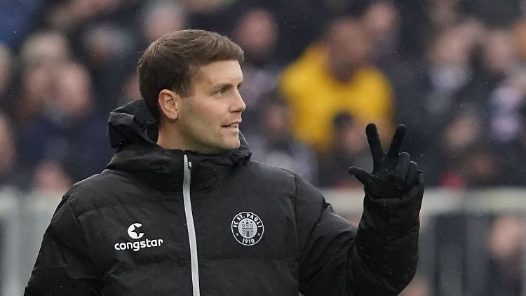 Fabian Hürzeler bleibt Trainer des FC St. Pauli.