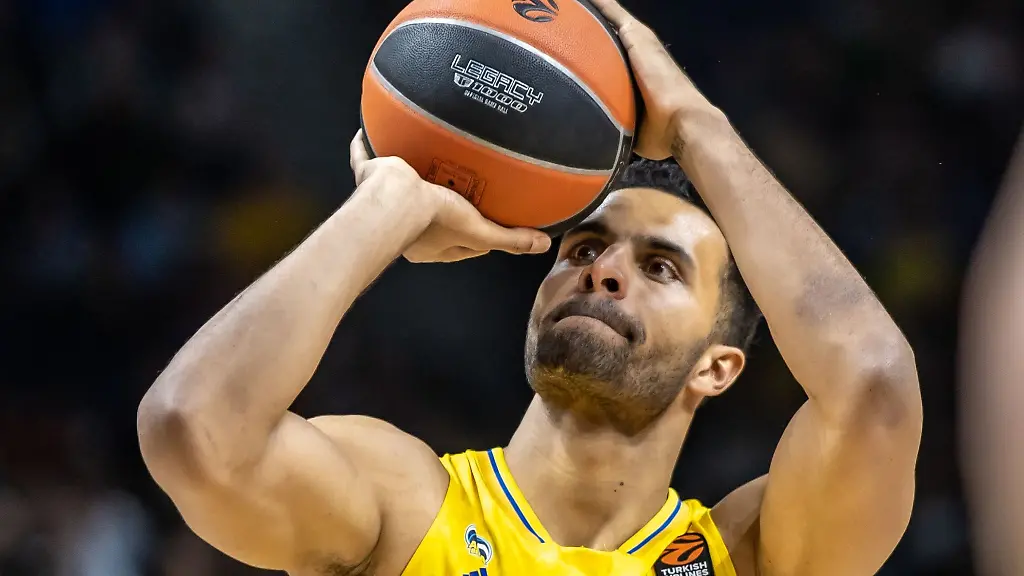 Albas-Johannes-Thiemann-haelt-den-Ball-bereit-zum-Freiwurf