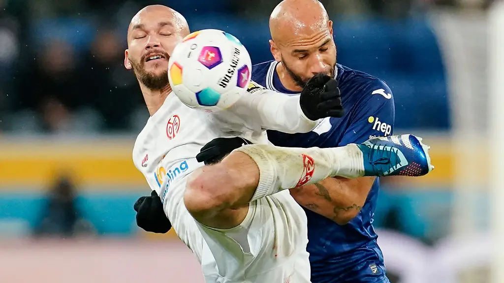 Ludovic-Ajorque-l-von-Mainz-und-Hoffenheims-John-Anthony-Brooks-kaempfen-um-den-Ball