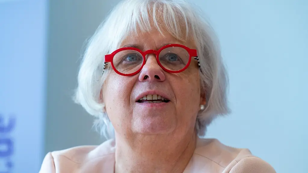 Annekathrin-Preidel-Synodalpraesidentin-der-Evangelisch-Lutherischen-Kirche-in-Bayern-nimmt-an-einer-Pressekonferenz-teil