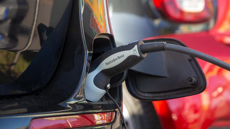 Der Stuttgarter Autobauer Mercedes-Benz ist nicht der einzige, der seine Elektro-Ausbauziele eingedampft hat.
