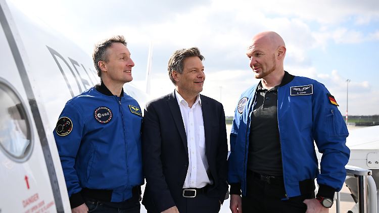 Deutsche auf dem Mond - für Robert Habeck ist das auch ein Wirtschaftsfaktor. Kandidaten für so eine Mission wären Alexander Gerst (r.) und Matthias Maurer (l.).