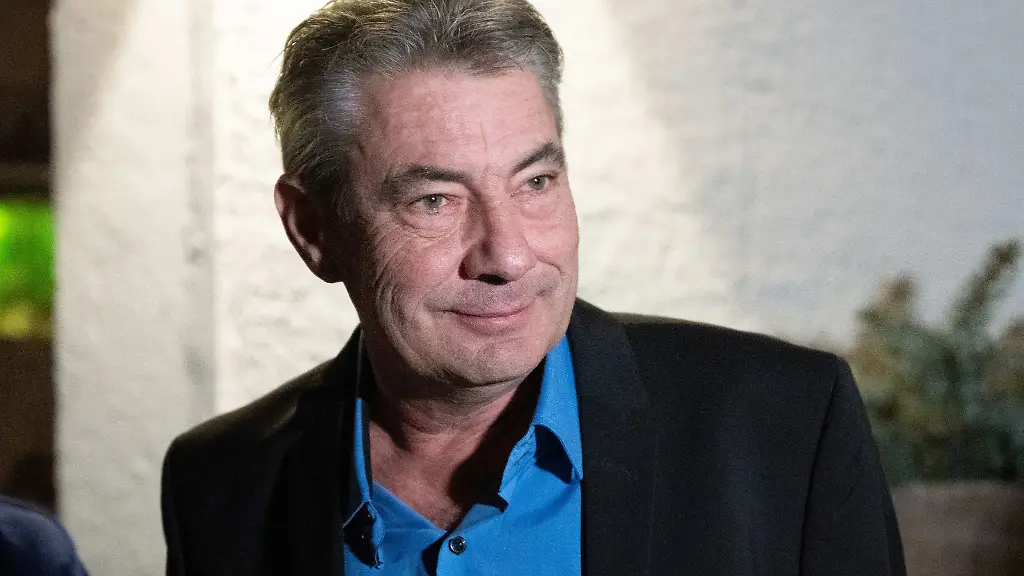 Der-fuer-die-Oberbuergermeisterwahl-von-der-AfD-aufgestellte-Kandidat-Tim-Lochner-steht-vor-einem-Gasthaus-in-der-Altstadt-von-Pirna