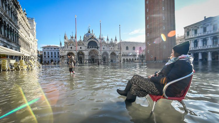 Laut Studien könnte Venedig bis zum Ende des Jahrhunderts teilweise fast dauerhaft überschwemmt sein. Bei dem schweren Acqua Alta 2019 (im Bild) waren die Pegel auf fast 1,90 Meter über Normalnull gestiegen.