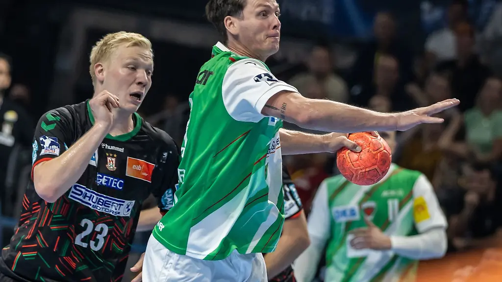 Berlins-Hans-Lindberg-r-wirft-den-Ball-auf-das-Tor-vor-Magnus-Saugstrup-von-SC-Magdeburg